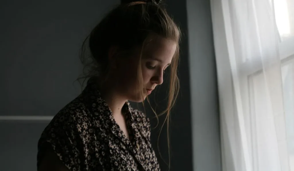 cdda4406-4569-47cc-ae7f-20ea8c3dc0f7webp - Lynk Diagnostics woman looking down at herself all sad